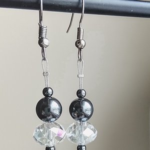Fülbevaló üveg és hematit gyöngyből  - ékszer - fülbevaló - lógó fülbevaló - Meska.hu