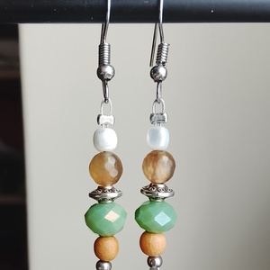 Fülbevaló üveg, kagyló, fa, achát gyöngyökből  - ékszer - fülbevaló - lógó fülbevaló - Meska.hu