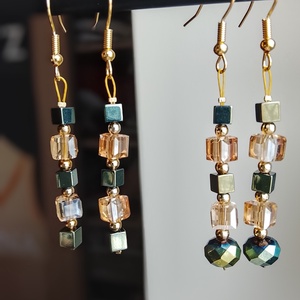 Fülbevaló üveg és hematit gyöngyökből  - ékszer - fülbevaló - lógó fülbevaló - Meska.hu