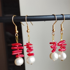 Fülbevaló korall és igazgyöngy  - ékszer - fülbevaló - lógó fülbevaló - Meska.hu