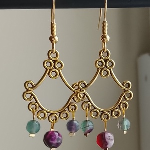 Fülbevaló zöld - lila színű ásványgyöngyökkel - ékszer - fülbevaló - lógó fülbevaló - Meska.hu