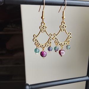 Fülbevaló zöld - lila színű ásványgyöngyökkel - ékszer - fülbevaló - lógó fülbevaló - Meska.hu