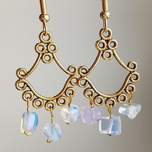 Fülbevaló arany alapon opálos vagy fekete  - ékszer - fülbevaló - lógó fülbevaló - Meska.hu