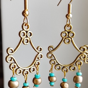 Fülbevaló arany színű alapra gyöngyök  - ékszer - fülbevaló - lógó fülbevaló - Meska.hu