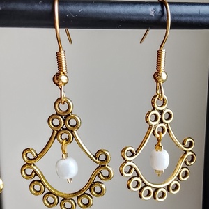 Fülbevaló arany színű alapra gyöngyök  - ékszer - fülbevaló - lógó fülbevaló - Meska.hu