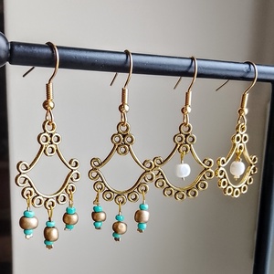 Fülbevaló arany színű alapra gyöngyök  - ékszer - fülbevaló - lógó fülbevaló - Meska.hu