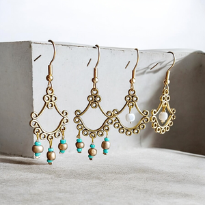 Fülbevaló arany színű alapra gyöngyök , Ékszer, Fülbevaló, Lógó fülbevaló, Mindenmás, MESKA