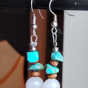 Fülbevaló türkiz és fehér ásványokból  - ékszer - fülbevaló - lógó fülbevaló - Meska.hu
