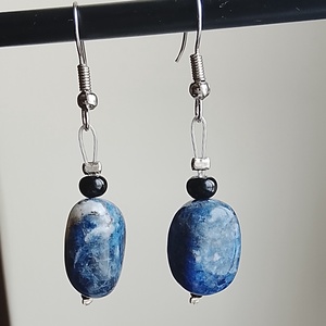 Fülbevaló szodalit ásványból  - ékszer - fülbevaló - lógó fülbevaló - Meska.hu