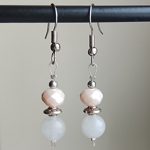 Fülbevaló fehér ásvány és üveggyöngyös  - ékszer - fülbevaló - lógó fülbevaló - Meska.hu