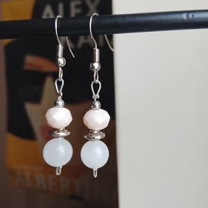 Fülbevaló fehér ásvány és üveggyöngyös  - ékszer - fülbevaló - lógó fülbevaló - Meska.hu