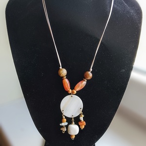 Nyaklánc kagylóval és achát kövekkel - ékszer - nyaklánc - gyöngyös nyaklánc - Meska.hu