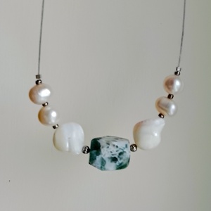 Zöld achát, kagyló és igazgyöngy nyaklánc, nyakék - ékszer - nyaklánc - gyöngyös nyaklánc - Meska.hu