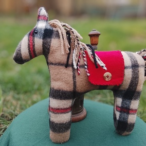 Varrott lovacska textiljaték - Meska.hu