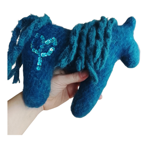 Varrott lovacska textiljaték - Meska.hu