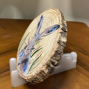 Nyuszi nárciszokkal fa korongon - művészet - festmény - akril - Meska.hu