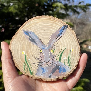 Nyuszi nárciszokkal fa korongon - művészet - festmény - akril - Meska.hu