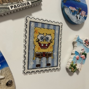 Sponyabob keresztszemes hűtőmágnes  - otthon & életmód - konyhafelszerelés, tálalás - konyhai dekoráció - hűtőmágnes - Meska.hu