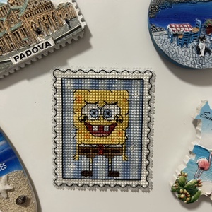 Sponyabob keresztszemes hűtőmágnes  - otthon & életmód - konyhafelszerelés, tálalás - konyhai dekoráció - hűtőmágnes - Meska.hu