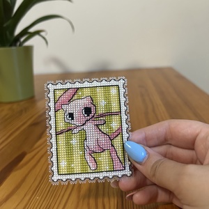 Pokemon Mew keresztszemes hűtőmágnes , Otthon & Életmód, Konyhafelszerelés, tálalás, Konyhai dekoráció, Hűtőmágnes, Hímzés, MESKA