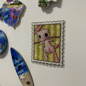 Pokemon Mew keresztszemes hűtőmágnes  - otthon & életmód - konyhafelszerelés, tálalás - konyhai dekoráció - hűtőmágnes - Meska.hu