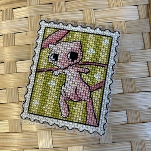 Pokemon Mew keresztszemes hűtőmágnes  - otthon & életmód - konyhafelszerelés, tálalás - konyhai dekoráció - hűtőmágnes - Meska.hu