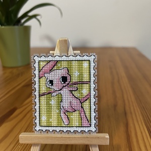 Pokemon Mew keresztszemes hűtőmágnes  - otthon & életmód - konyhafelszerelés, tálalás - konyhai dekoráció - hűtőmágnes - Meska.hu
