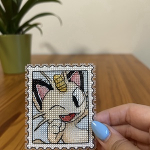 Pokemon Meowth keresztszemes hűtőmágnes  - otthon & életmód - konyhafelszerelés, tálalás - konyhai dekoráció - hűtőmágnes - Meska.hu
