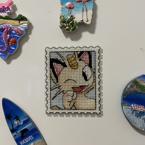 Pokemon Meowth keresztszemes hűtőmágnes  - otthon & életmód - konyhafelszerelés, tálalás - konyhai dekoráció - hűtőmágnes - Meska.hu