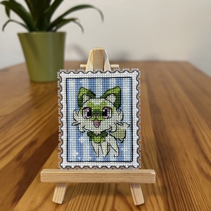 Pokemon Sprigatito keresztszemes hűtőmágnes  - Meska.hu