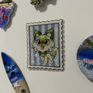 Pokemon Sprigatito keresztszemes hűtőmágnes  - otthon & életmód - konyhafelszerelés, tálalás - konyhai dekoráció - hűtőmágnes - Meska.hu