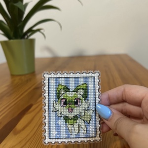 Pokemon Sprigatito keresztszemes hűtőmágnes  - otthon & életmód - konyhafelszerelés, tálalás - konyhai dekoráció - hűtőmágnes - Meska.hu