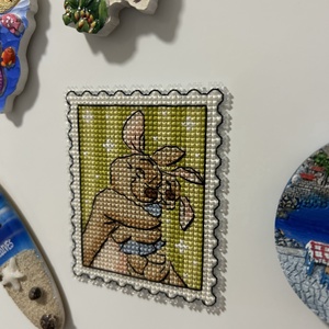 Kanga és Zsebibaba keresztszemes hűtőmágnes - otthon & életmód - konyhafelszerelés, tálalás - konyhai dekoráció - hűtőmágnes - Meska.hu