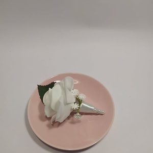 Fehér rózsa kitűző esküvőre, vőlegény, örömapa, tanú  - esküvő - kiegészítők - kitűző - Meska.hu