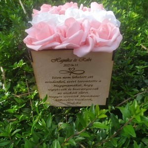 Fa virágbox, választható felirattal, választható színű habrózsával, Esküvő, Emlék & Ajándék, Szülőköszöntő ajándék, Gravírozás, pirográfia, Meska