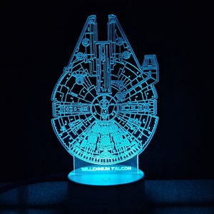 Star Wars - Millennium Falcon, Otthon & Lakás, Lámpa, Hangulatlámpa, Gravírozás, pirográfia, LED-es élvilágított plexi lámpa. 

A lámpa 3db AA elemmel és micro USB kábellel is működtethető. A ..., MESKA