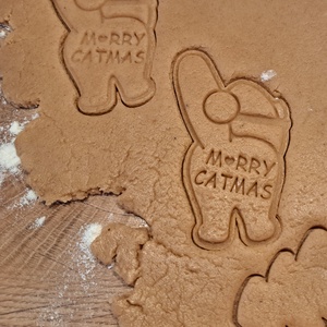 Karácsonyi cicás mézeskalács-, keksz kiszúró forma - otthon & életmód - konyhafelszerelés, tálalás - sütés, főzés - sütikiszúró - Meska.hu