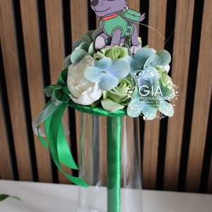 Rocky ballagási csokor, Otthon & Életmód, Virágdekoráció, Virágok, Virágcsokor, Mindenmás, Virágkötés, A csokor 12 cm átmérőjű, fogó része fából készült 20 cm magas.

Selyemvirágokkal, habrózsákkal dísz..., MESKA