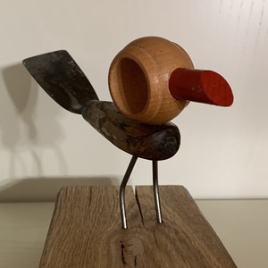 Kicsirigó, Otthon & Életmód, Dekoráció, Dísztárgy, Famegmunkálás, Fémmegmunkálás, Spakniból, kötőelemekből és függönykarikából készült madár dísztárgy
Méret: 20 x 10 x 15 cm, MESKA