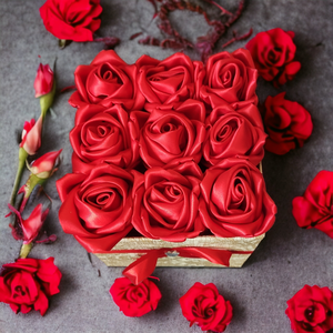 Szaténrózsa box piros színben 9 szálas - esküvő - emlék & ajándék - szülőköszöntő ajándék - Meska.hu