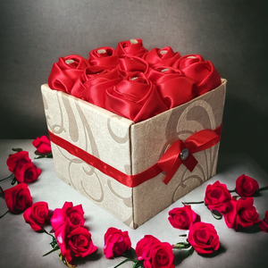 Szaténrózsa box piros színben 9 szálas - Meska.hu