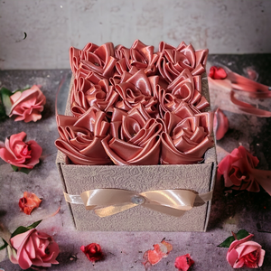 Szaténrózsa box korall piros színben 9 szálas - otthon & életmód - dekoráció - asztal és polc dekoráció - asztaldísz - Meska.hu