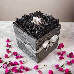 Szaténrózsa box fekete és ezüst színben 9 szálas, Otthon & Életmód, Virágdekoráció, Virágok, Virágbox, Varrás, Mindenmás, MESKA