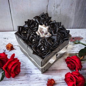 Szaténrózsa box fekete és ezüst színben 9 szálas - otthon & életmód - virágdekoráció - virágok - virágbox - Meska.hu