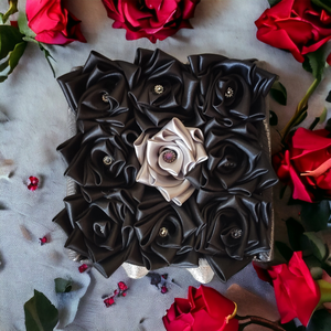Szaténrózsa box fekete és ezüst színben 9 szálas - otthon & életmód - virágdekoráció - virágok - virágbox - Meska.hu