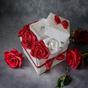 Szatén rózsabox ékszertartóval - ékszer - ékszertartó - ékszerdoboz - Meska.hu