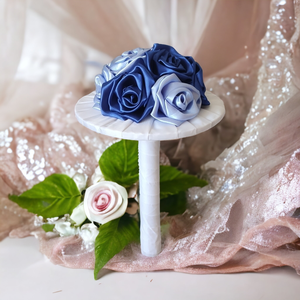 Világoskék, királykék és fehér színű szaténrózsa csokor - esküvő - menyasszonyi- és dobócsokor - Meska.hu