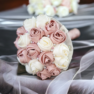 Ekrü és rosegold színű 19 szálas szatén rózsa örökcsokor - Meska.hu