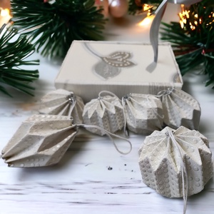 6 darabos fehér, ekrü pöttyös karácsonyfadísz szett karton díszdobozban LNT06007 - karácsony - karácsonyi lakásdekoráció - karácsonyfadíszek - Meska.hu