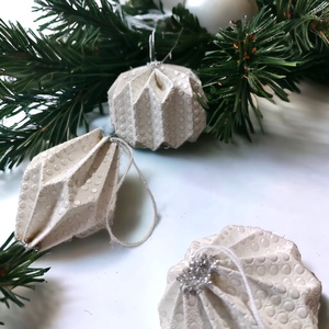6 darabos fehér, ekrü pöttyös karácsonyfadísz szett karton díszdobozban LNT06007 - karácsony - karácsonyi lakásdekoráció - karácsonyfadíszek - Meska.hu
